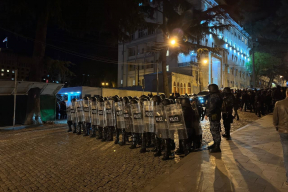 Как в Тбилиси протестуют против законопроекта «Об иноагентах»: драки в парламенте, на акции — спецназ и водометы