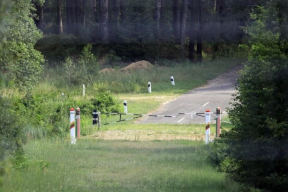 Минобороны Латвии опубликовало видео, как белорусские пограничники с оружием в руках гонят мигрантов к границе