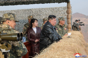 Фотофакт. Ким Чен Ын с 11-летней дочкой на учениях воздушно-десантных войск